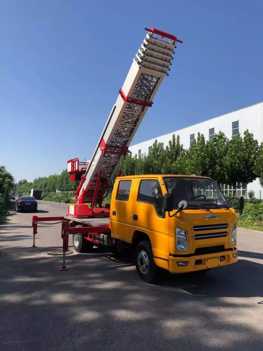 长安镇附近的云梯车出租服务：轻松解决高空作业需求