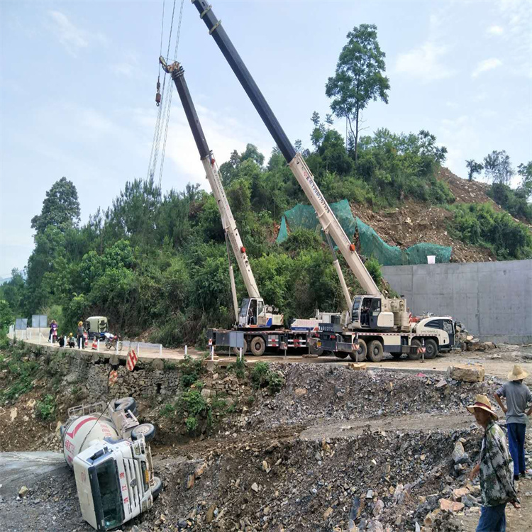 长安镇汽车掉沟里叫吊车救援要多少钱
